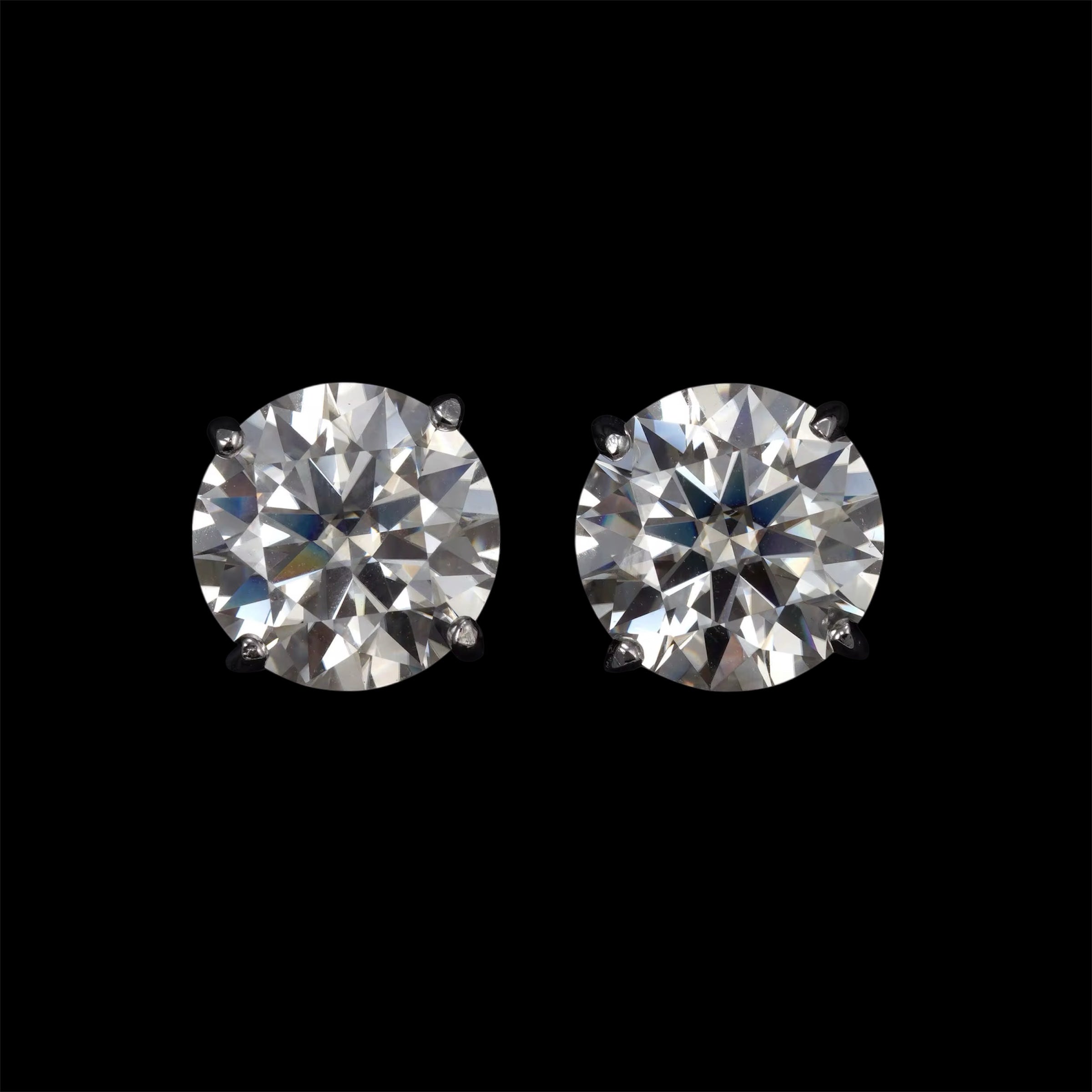 Round Moissanite Stud Earrings (Screwback)