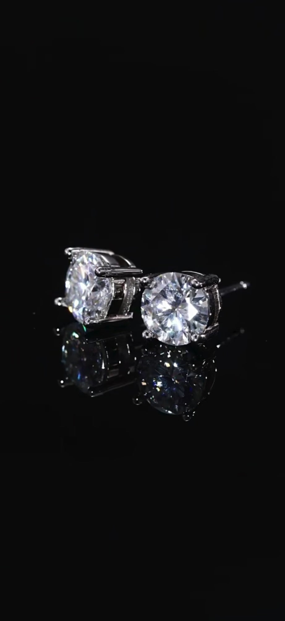 Round Moissanite Stud Earrings (Screwback)